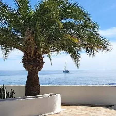 Loro Willa Playa Honda (Lanzarote)